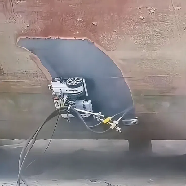 船舶除銹機(jī)器人解決人工局限及施工風(fēng)險(xiǎn)難題